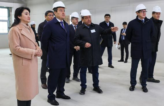 Премьер-Министр РК Алихан Смаилов в рамках рабочей поездки в Алматы ознакомился с ходом строительства Национального научного центра инфекционных болезней