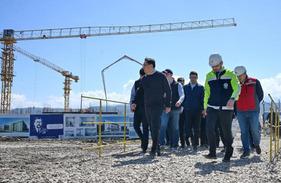 Akim of Almaty Yerbolat Dosayev familiarized with the construction of a comfortable school for 2000 seats