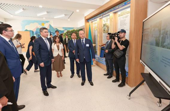 Премьер-министр Алматыдағы жайлы мектептердің бірін аралады